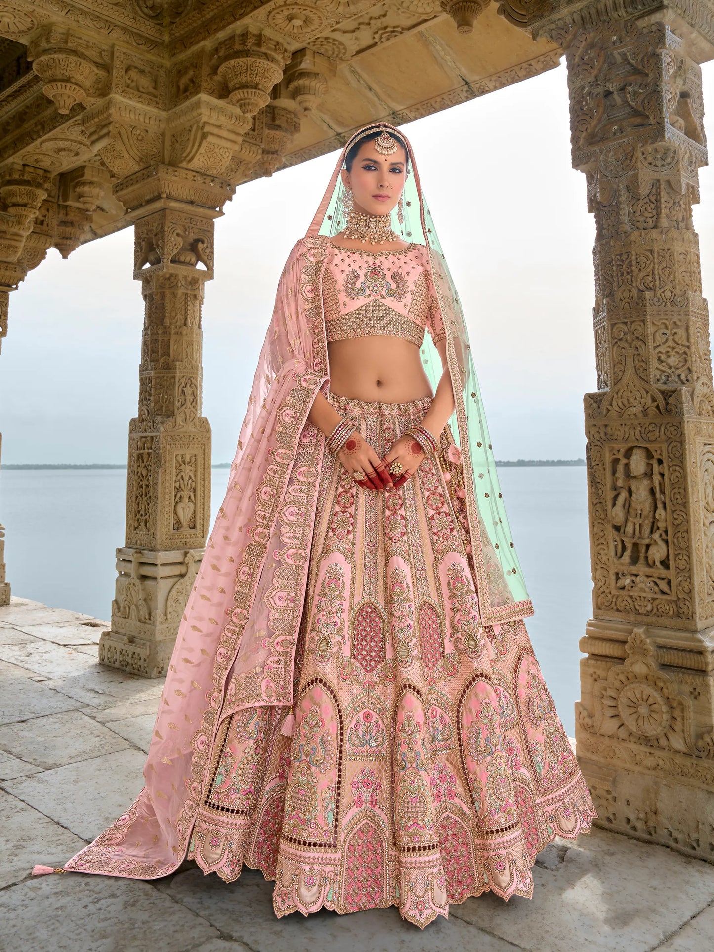 Eleganter rosa-grauer Braut-Lehenga mit Zarkan-Stickerei und Pailletten