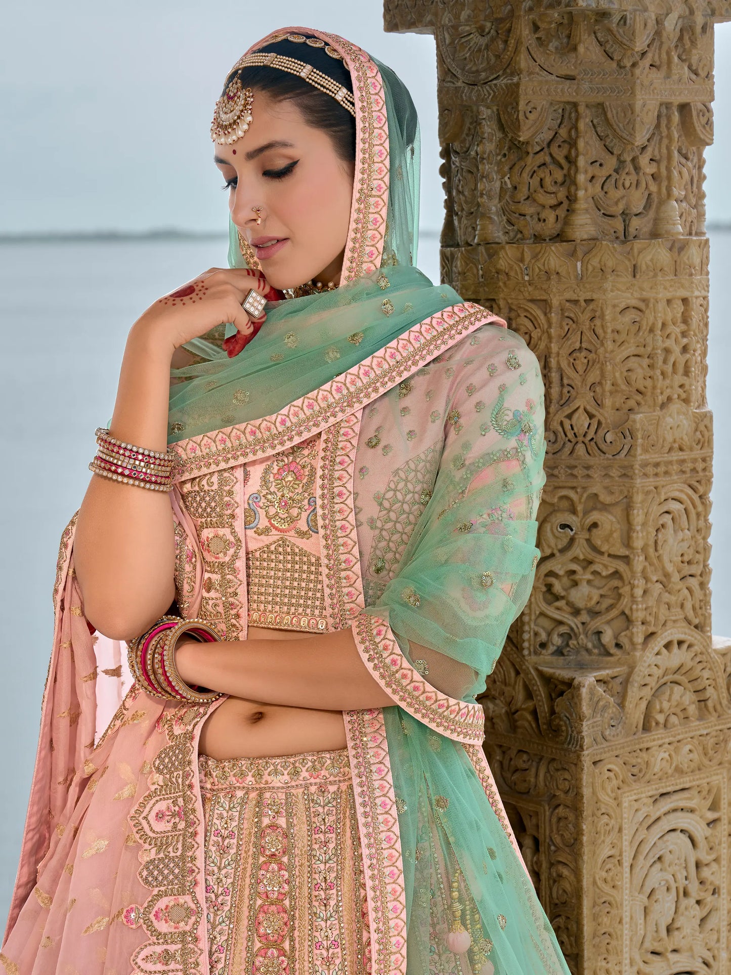 Eleganter rosa-grauer Braut-Lehenga mit Zarkan-Stickerei und Pailletten