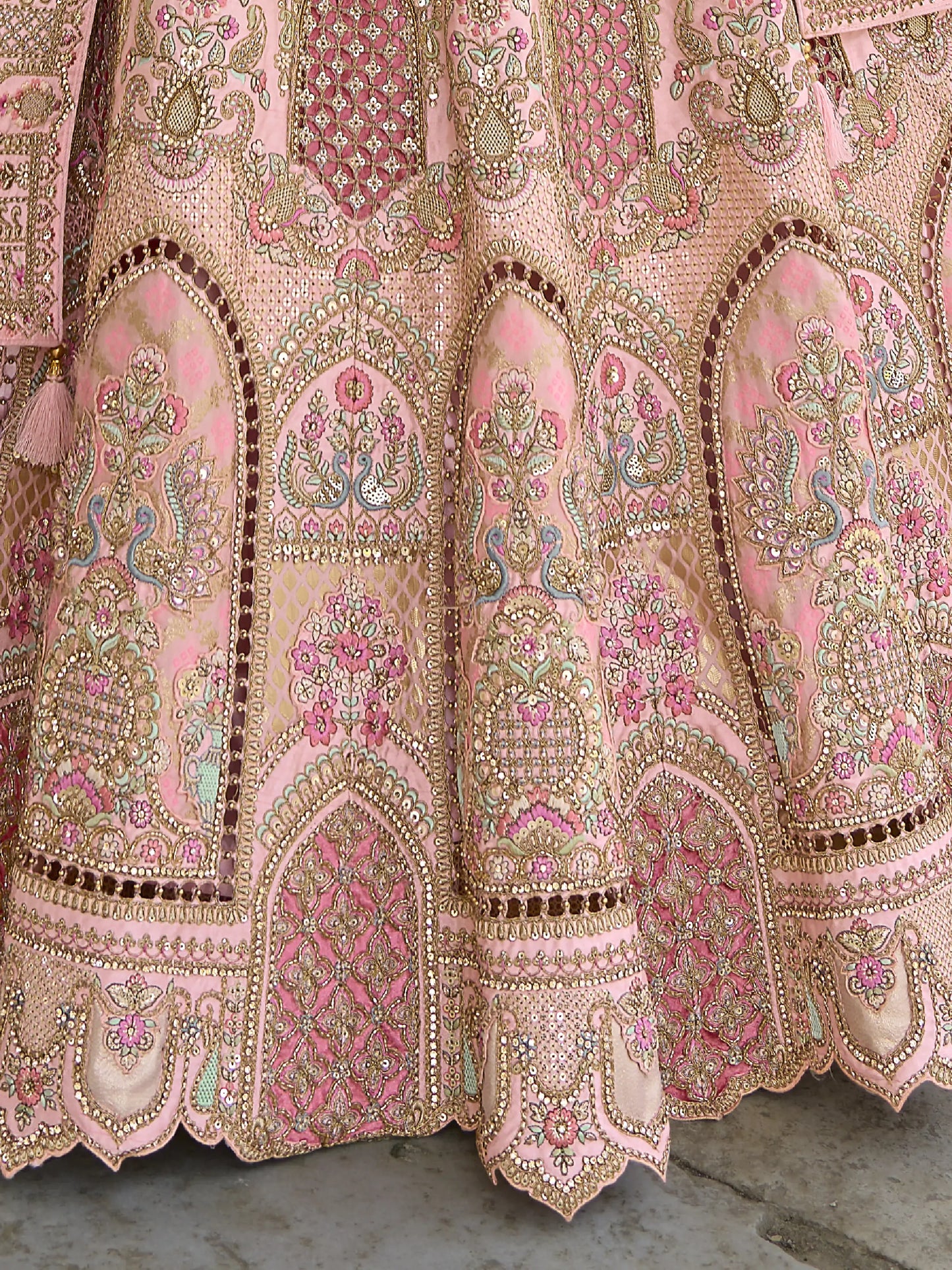 Eleganter rosa-grauer Braut-Lehenga mit Zarkan-Stickerei und Pailletten