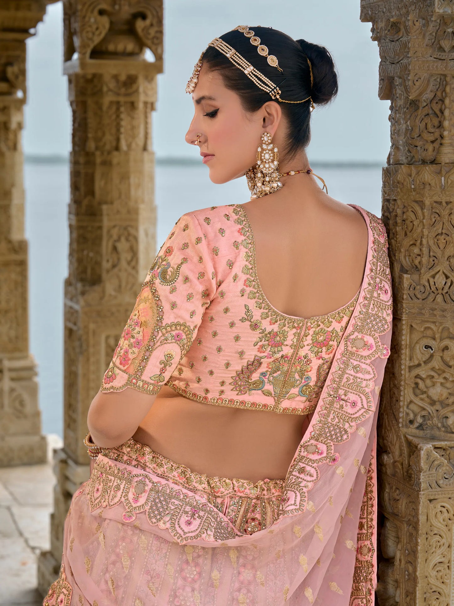 Eleganter rosa-grauer Braut-Lehenga mit Zarkan-Stickerei und Pailletten