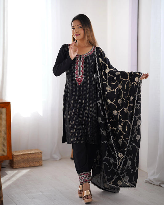 Ensemble Salwar Suit noir fluide en soie chinon avec broderies et sequins