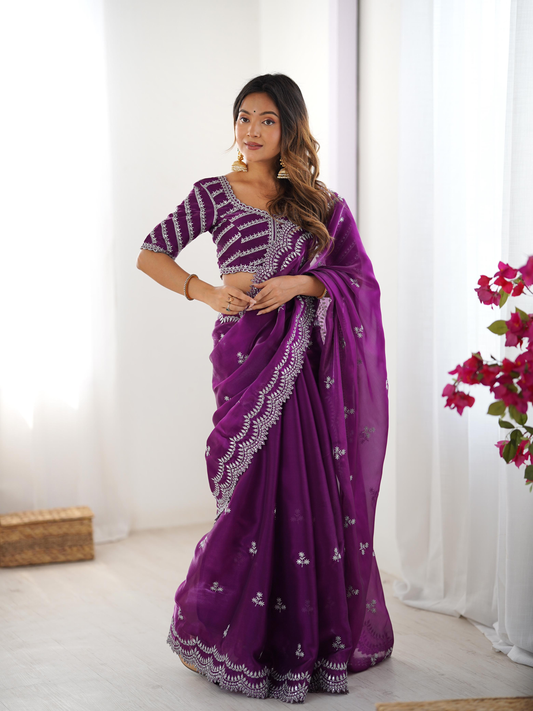 Sari de fête violet scintillant avec broderies et sequins