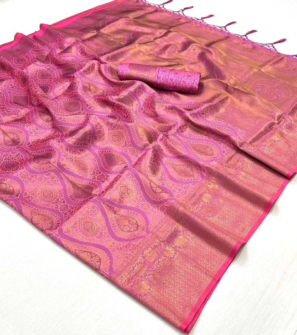 Grüner Glasseiden-Sari mit mehrfarbiger roter Blumenbluse und Digitaldruck, Pailletten- und Fadenstickerei