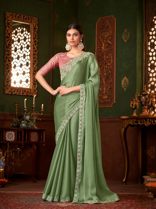 Sari vert pistache en satin soie pour soirée avec broderie au fil et sequins.