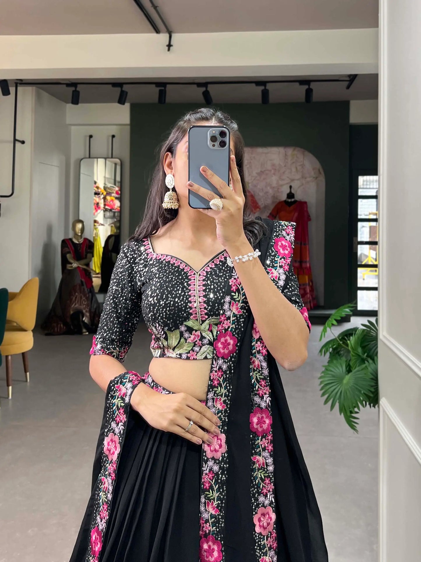 Lehenga choli noir en georgette, sublimé par une broderie au fil et des sequins