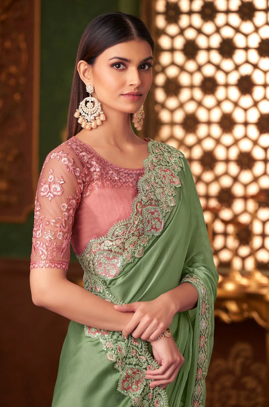 Sari vert pistache en satin soie pour soirée avec broderie au fil et sequins.