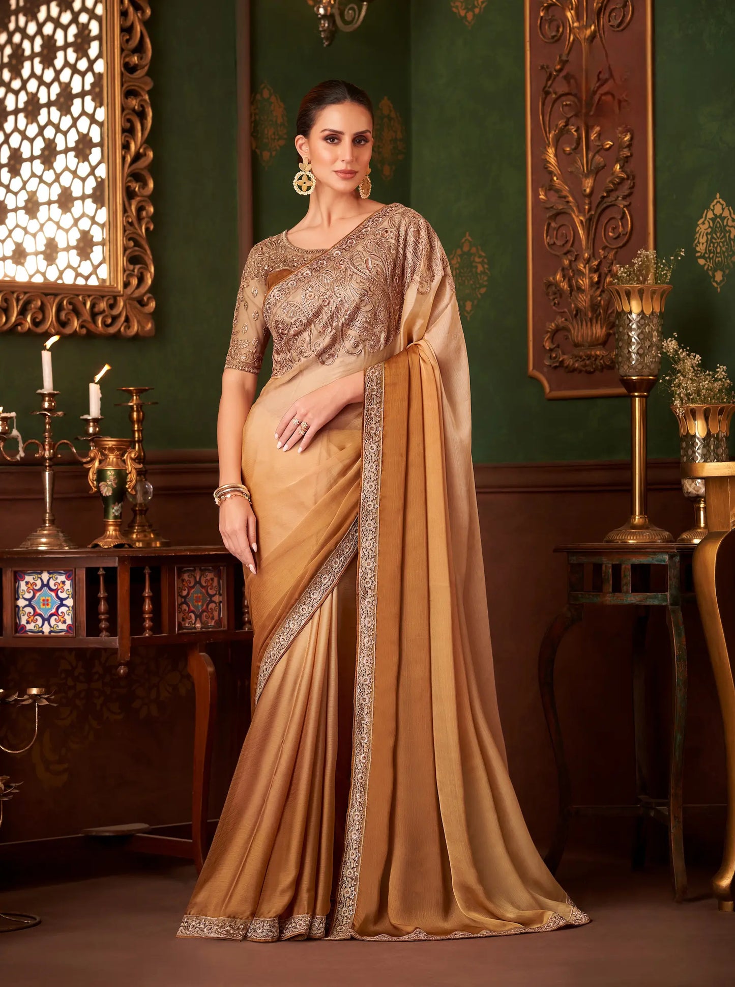 Abendsari aus Satin-Chiffon mit Farbverlauf in Gold mit Fadenstickerei und Pailletten