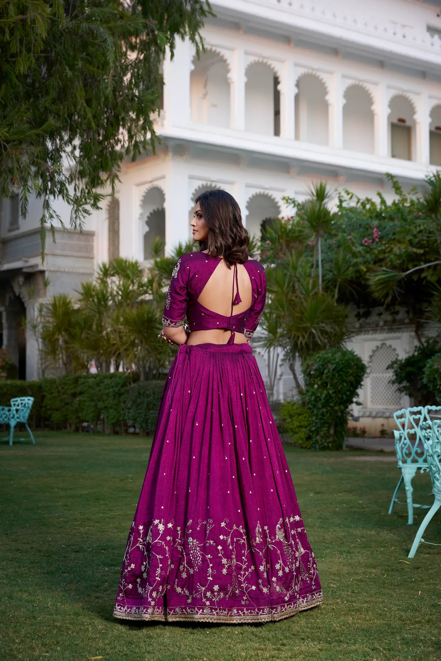 Lehenga choli en soie Vichitra couleur violet raisin, orné de broderies au fil et de sequins pour un éclat raffiné et traditionnel