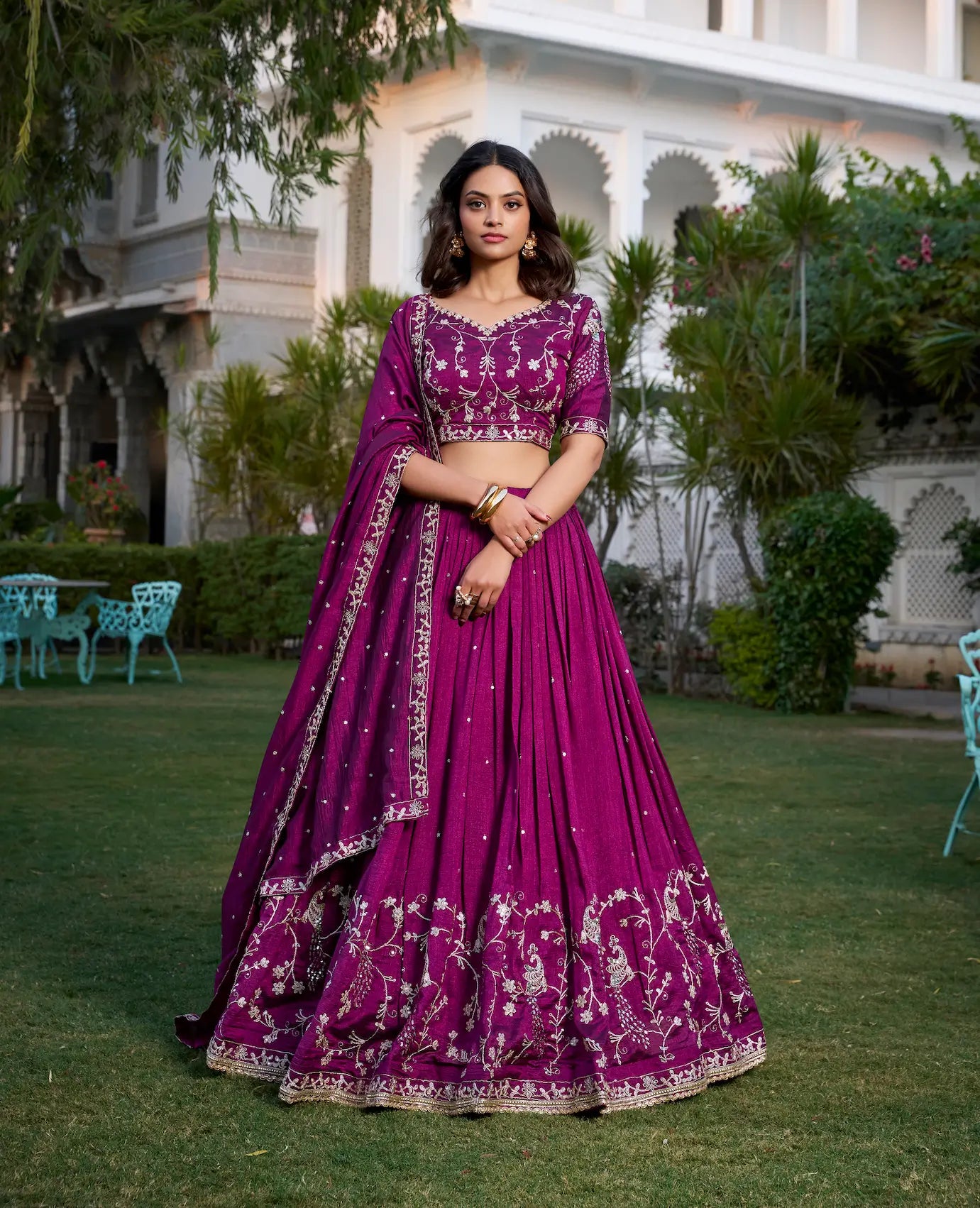 Lehenga choli en soie Vichitra couleur violet raisin, orné de broderies au fil et de sequins pour un éclat raffiné et traditionnel