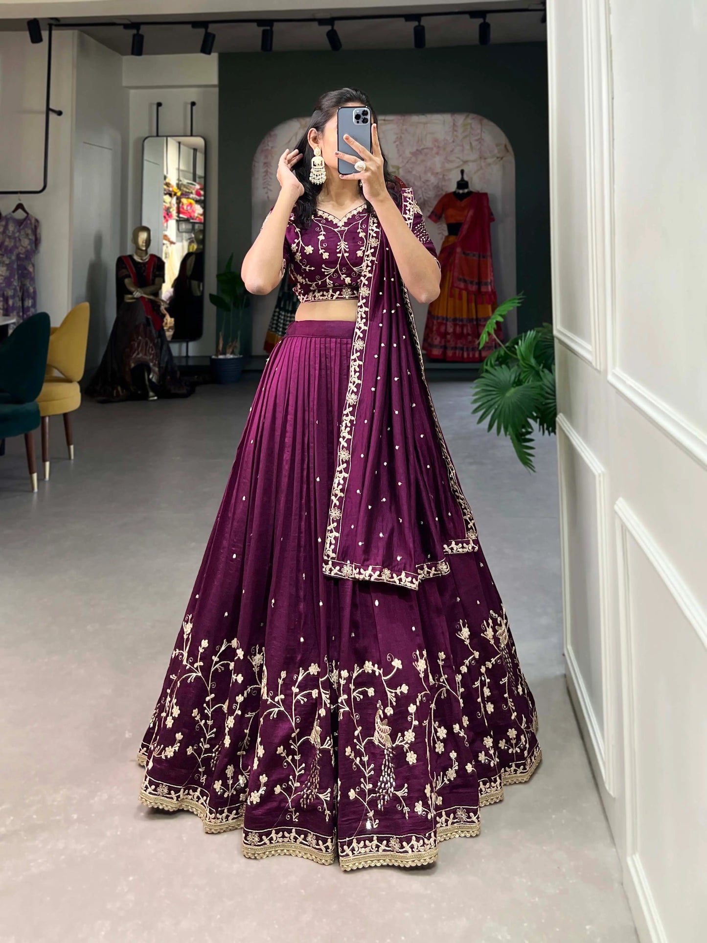 Lehenga choli en soie Vichitra couleur violet raisin, orné de broderies au fil et de sequins pour un éclat raffiné et traditionnel