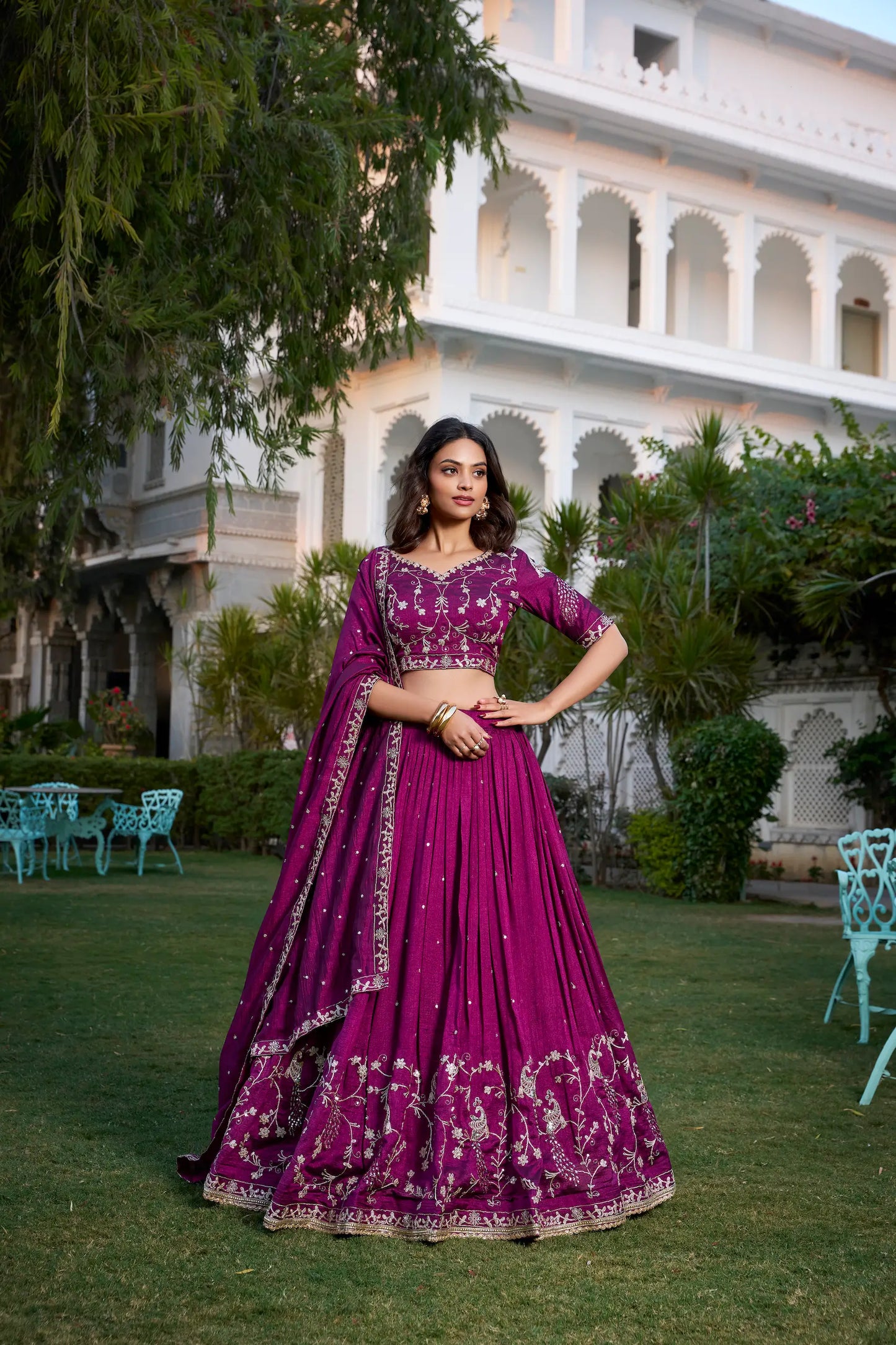 Lehenga choli en soie Vichitra couleur violet raisin, orné de broderies au fil et de sequins pour un éclat raffiné et traditionnel