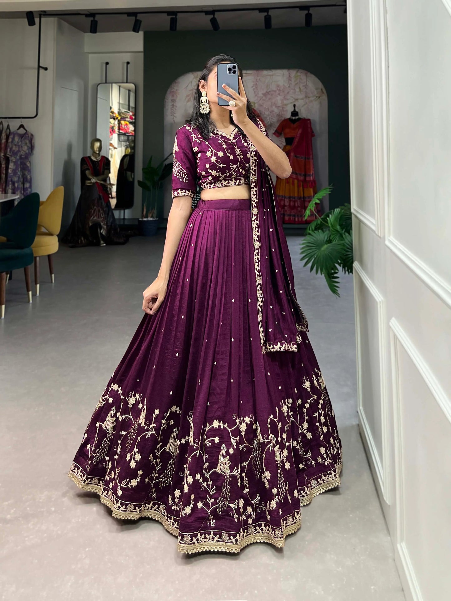 Lehenga choli en soie Vichitra couleur violet raisin, orné de broderies au fil et de sequins pour un éclat raffiné et traditionnel