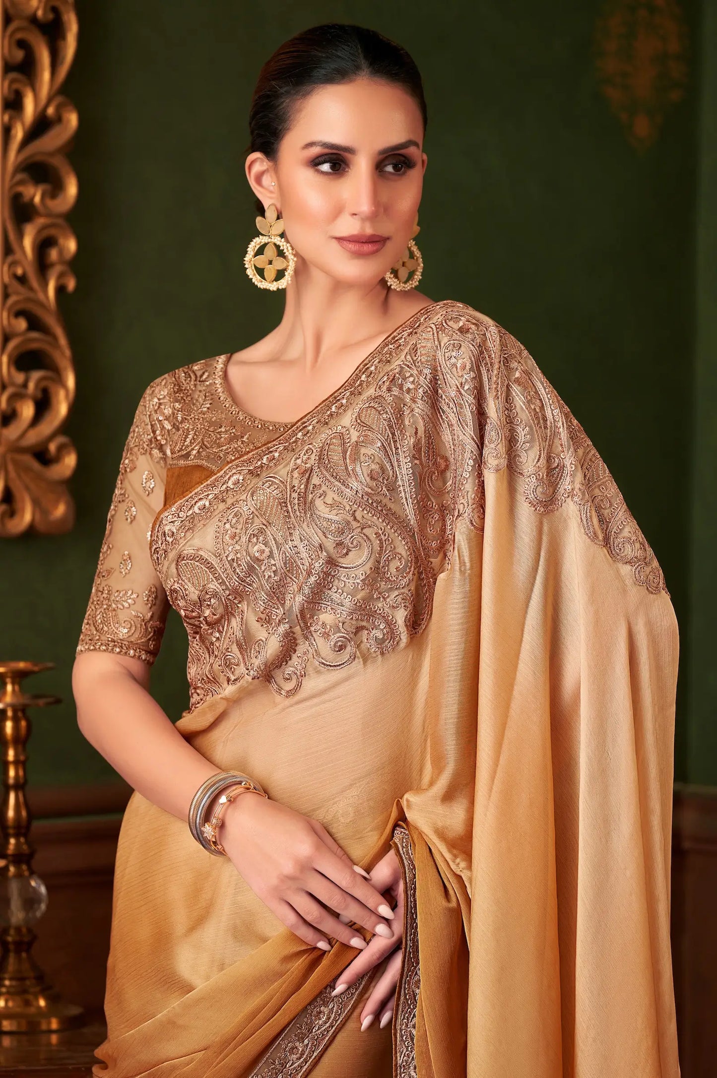 Abendsari aus Satin-Chiffon mit Farbverlauf in Gold mit Fadenstickerei und Pailletten