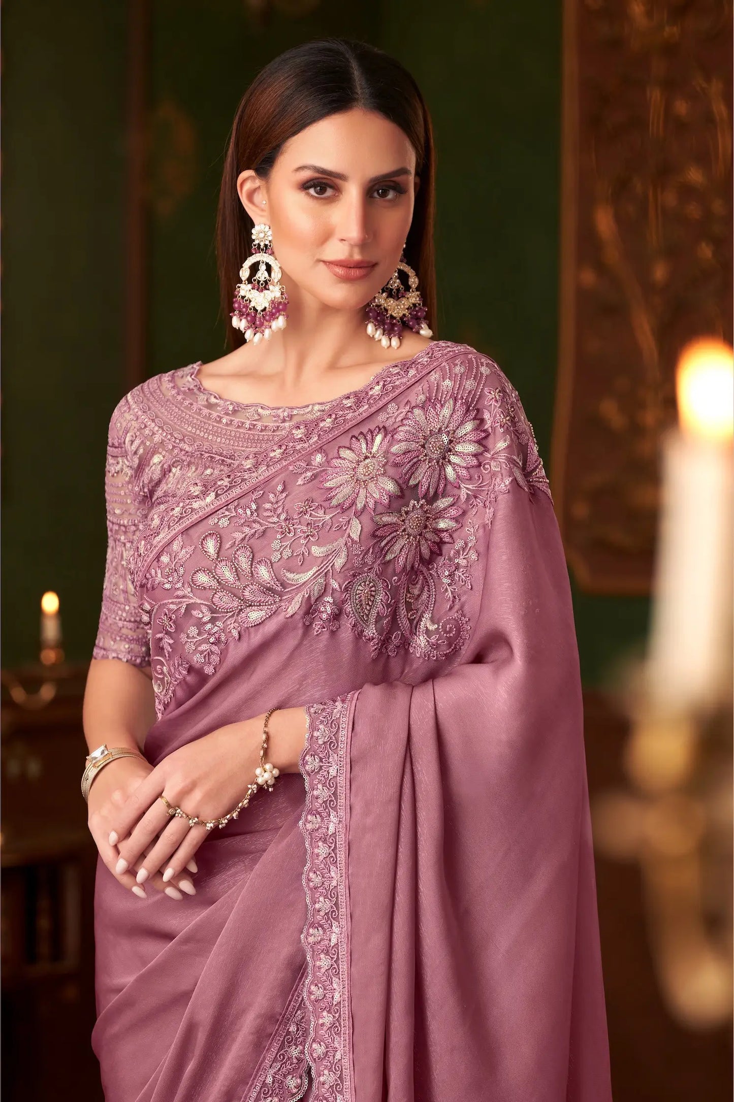 Sari de fête en georgette de soie mauve avec broderie au fil et aux sequins