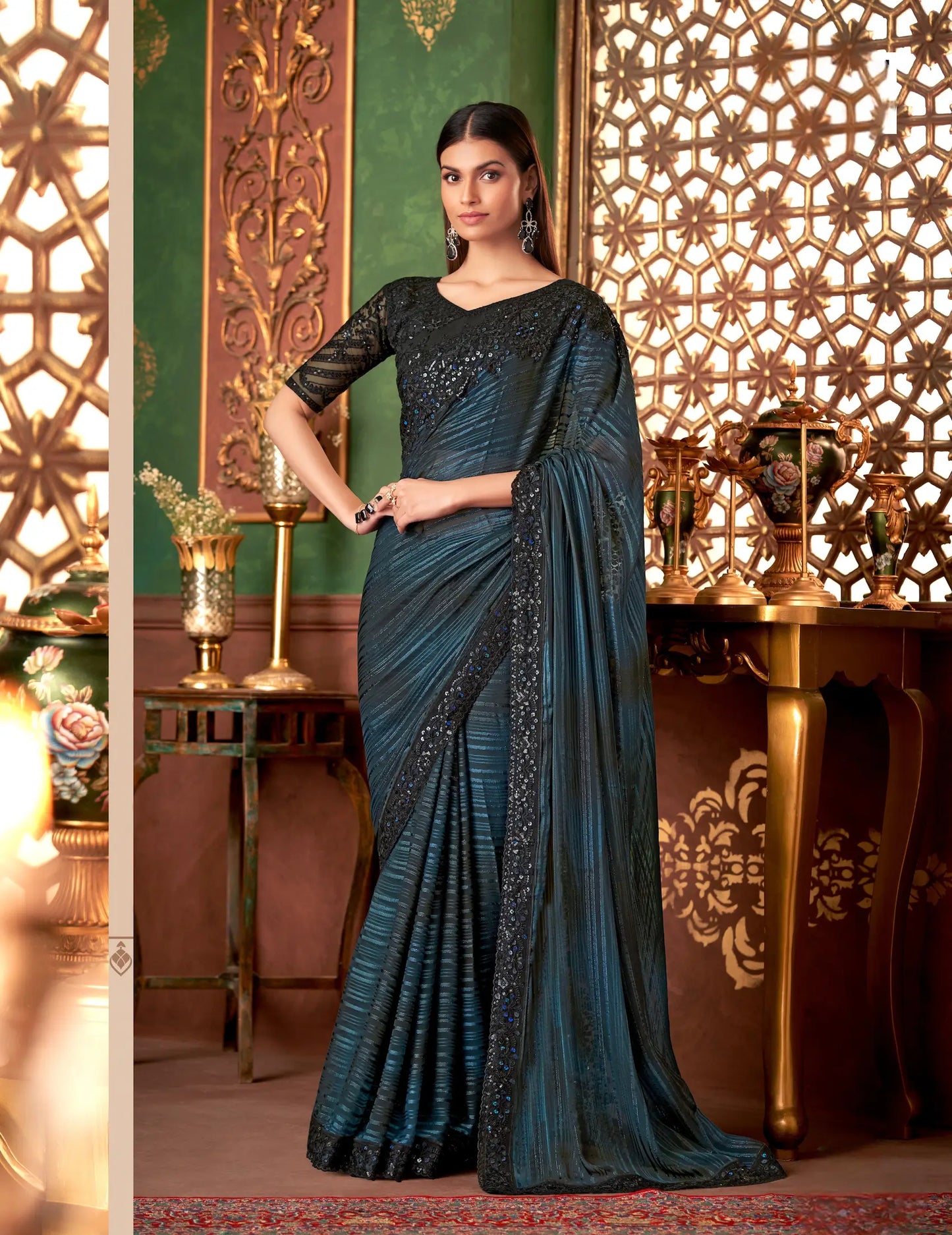 Sari de soirée en soie noire à motifs avec broderie au fil et aux sequins