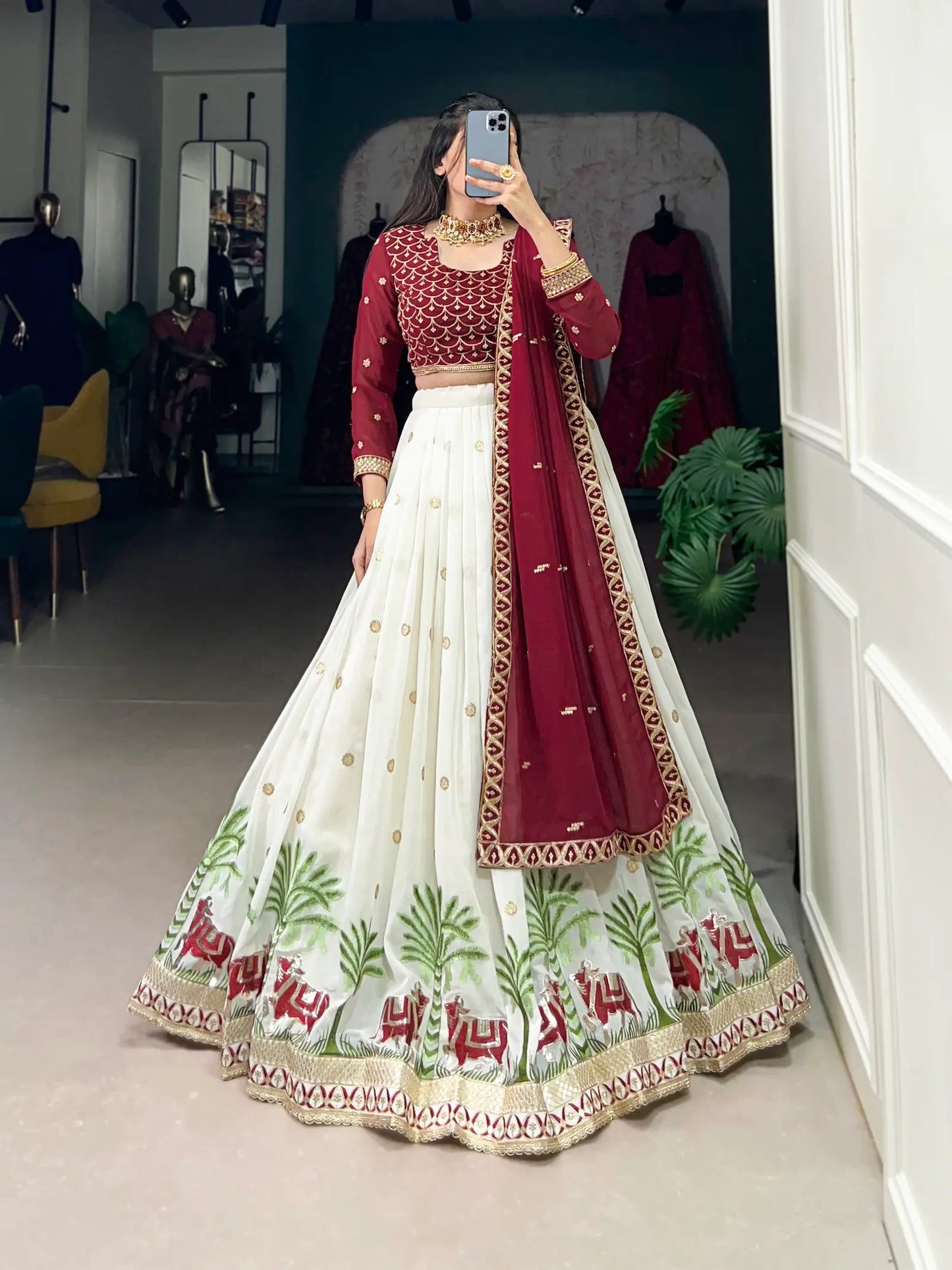 Weißer Georgette Lehenga Choli mit Pailletten- und Fadenstickerei