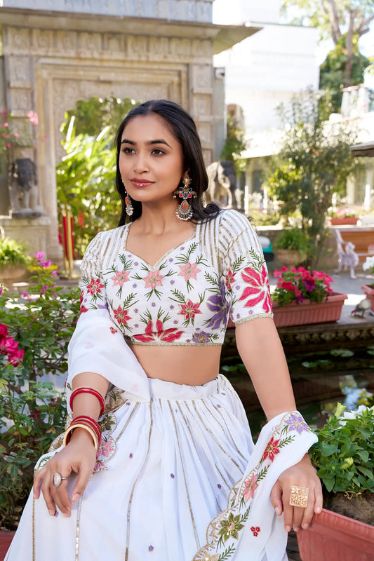 Lehenga Choli versatile en georgette blanche avec broderies en sequins et fil COLLECTION RANI