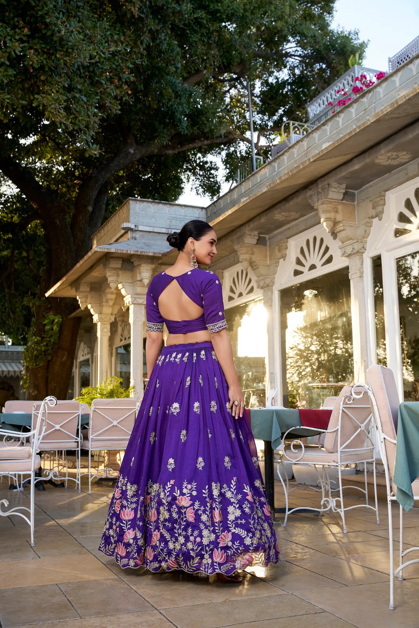 Lehenga Choli en soie Vichitra violette avec broderie de sequins et de fils