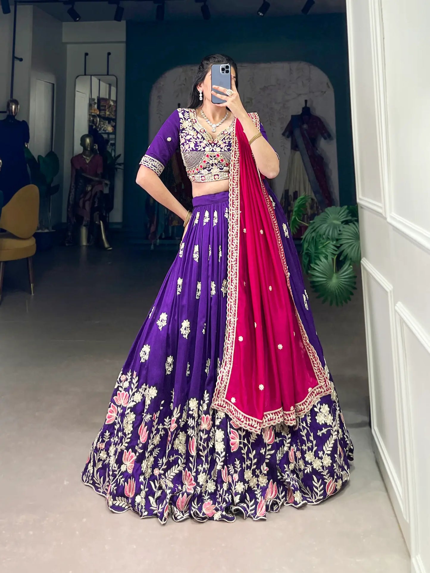 Lehenga Choli en soie Vichitra violette avec broderie de sequins et de fils