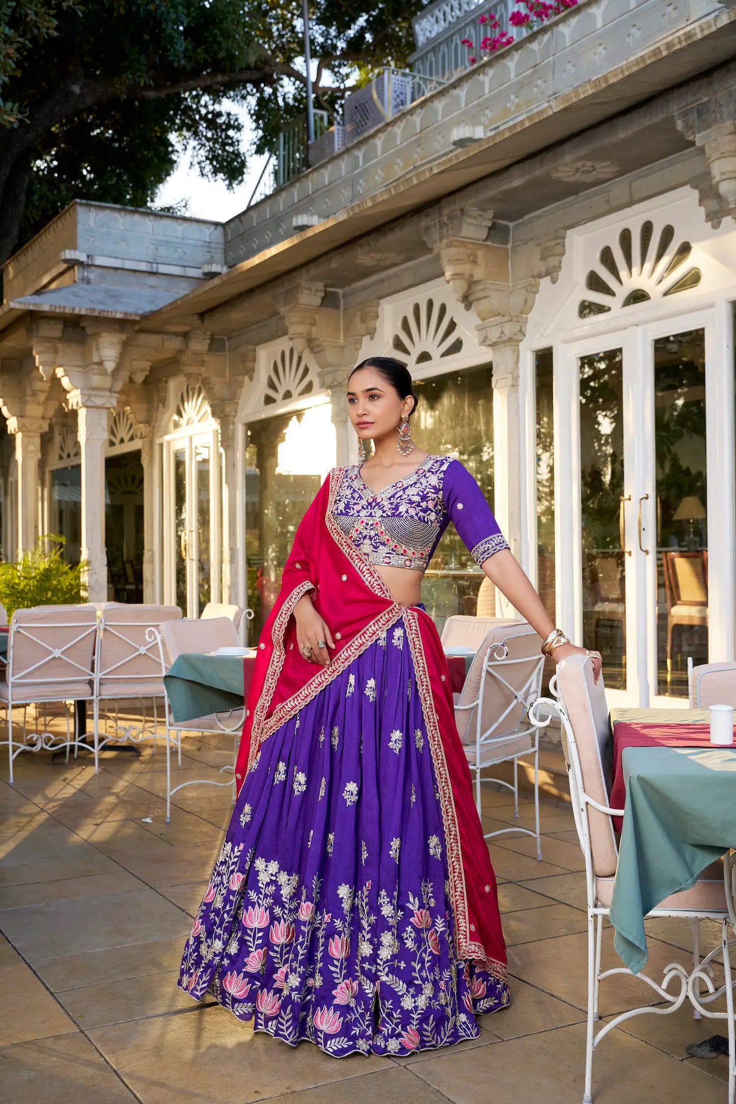 Lehenga Choli en soie Vichitra violette avec broderie de sequins et de fils