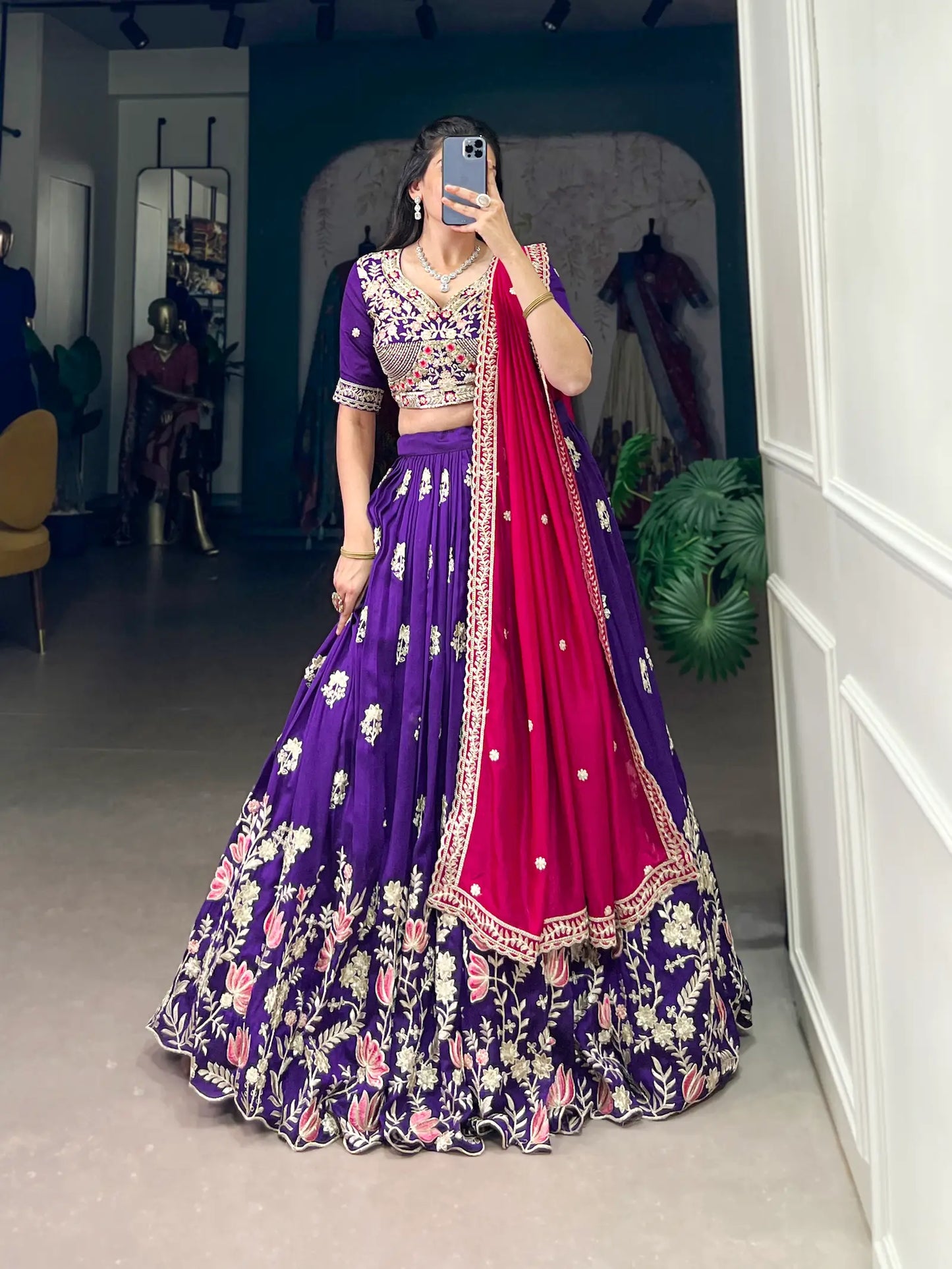 Lehenga Choli en soie Vichitra violette avec broderie de sequins et de fils