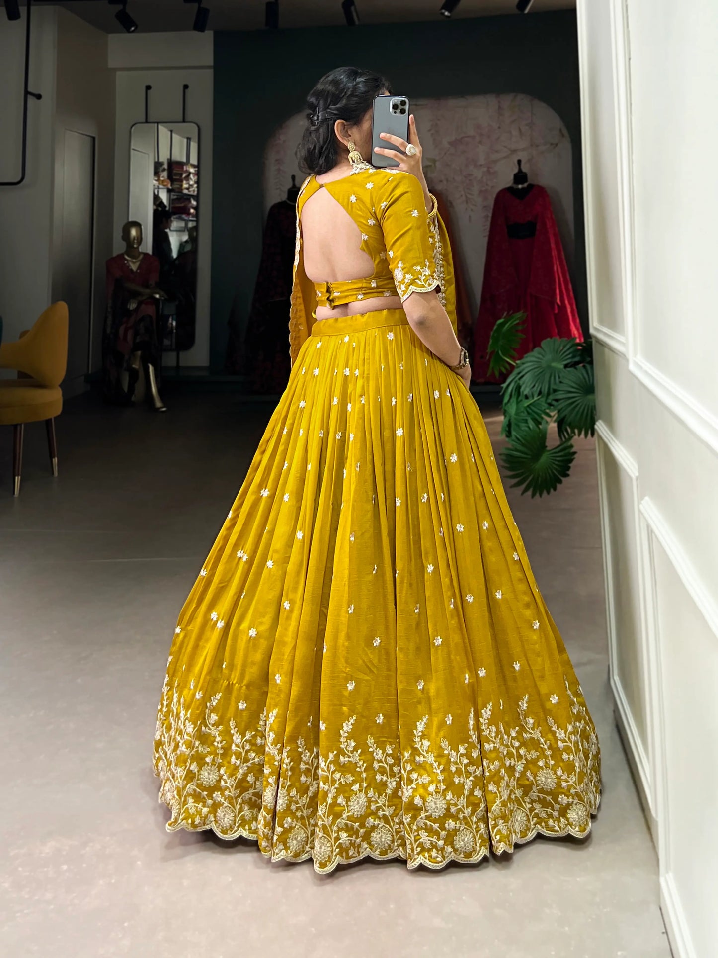 Lehenga Choli en soie Vichitra jaune avec travail de broderie au fil et sequins
