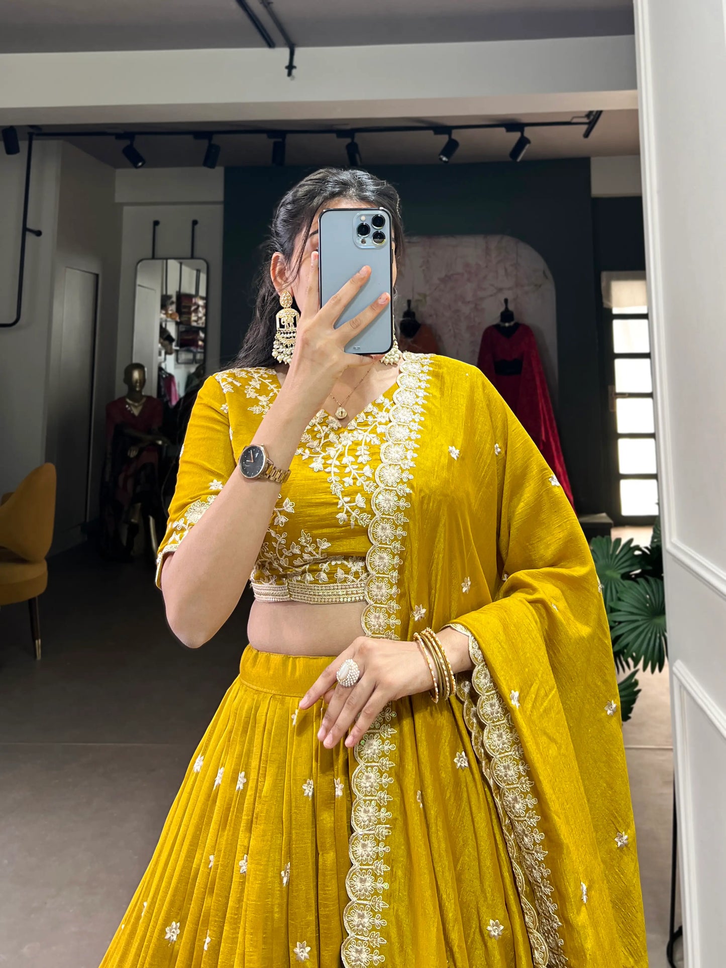 Lehenga Choli en soie Vichitra jaune avec travail de broderie au fil et sequins