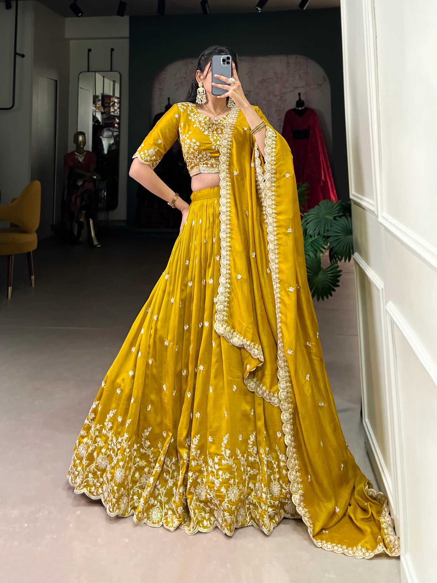 Lehenga Choli en soie Vichitra jaune avec travail de broderie au fil et sequins