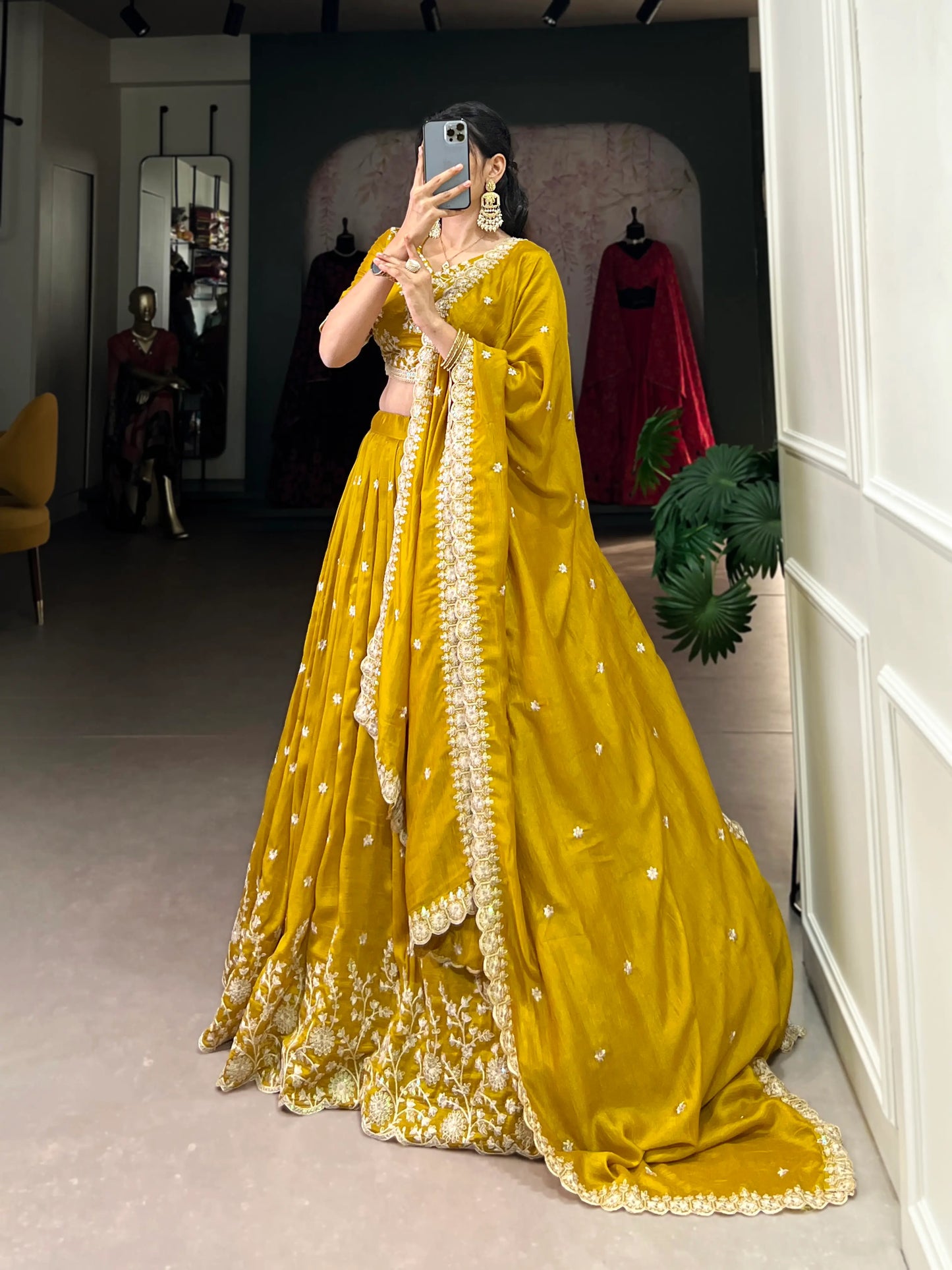 Lehenga Choli en soie Vichitra jaune avec travail de broderie au fil et sequins