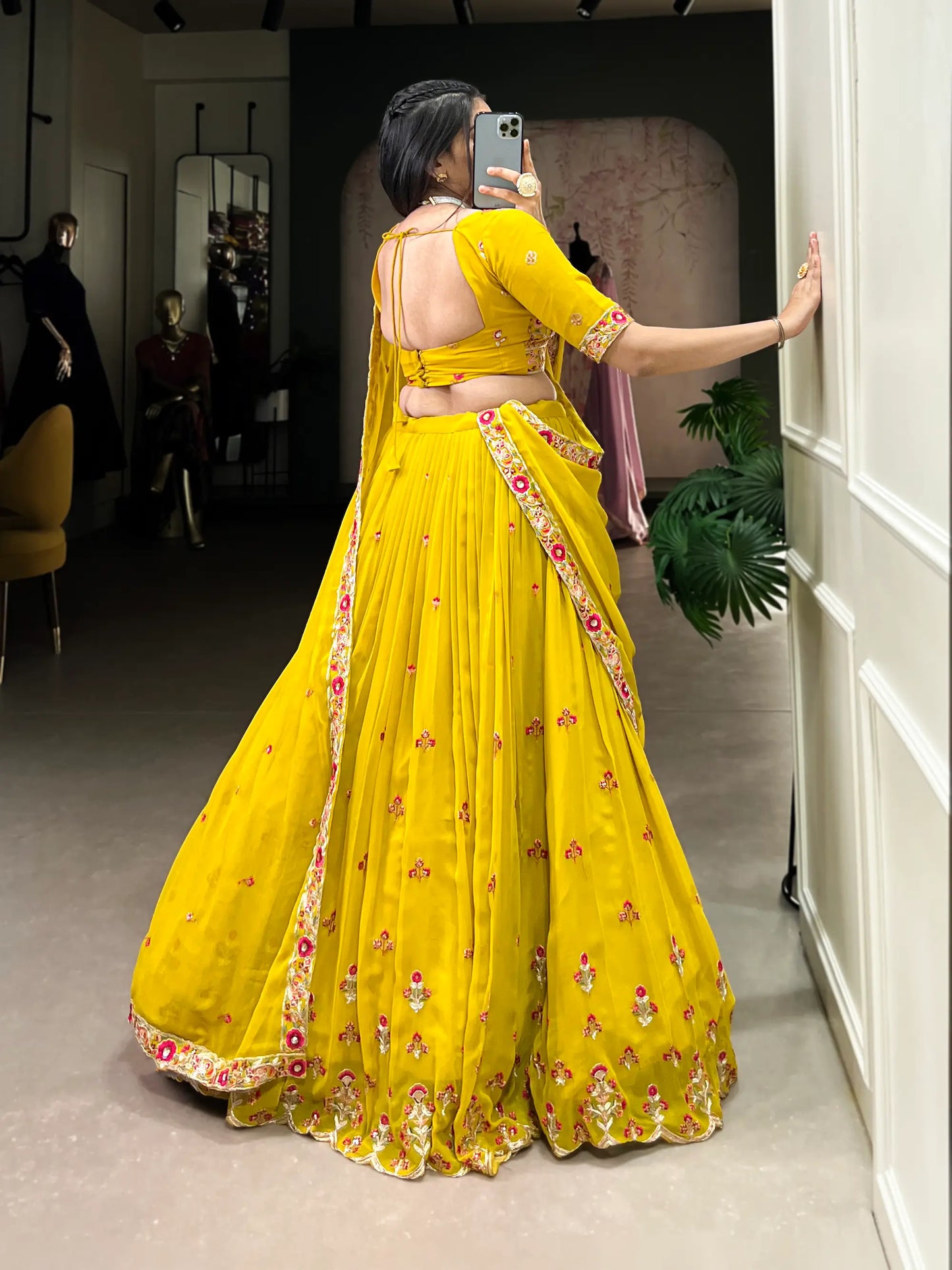 Lehenga choli en georgette moutarde avec broderie à sequins