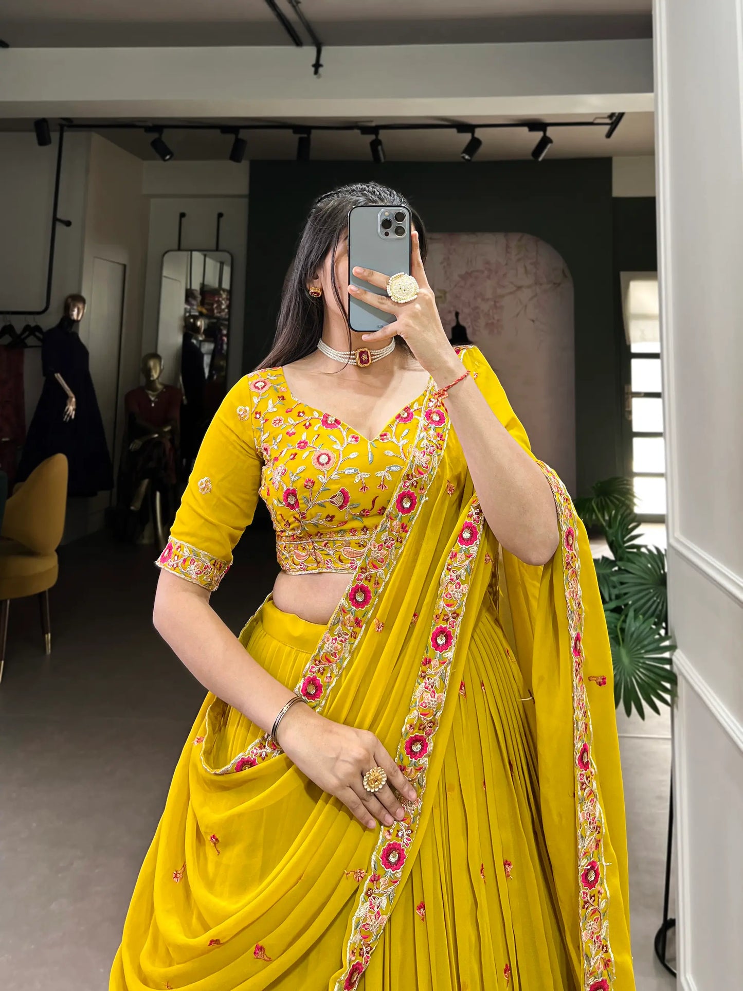 Lehenga choli en georgette moutarde avec broderie à sequins