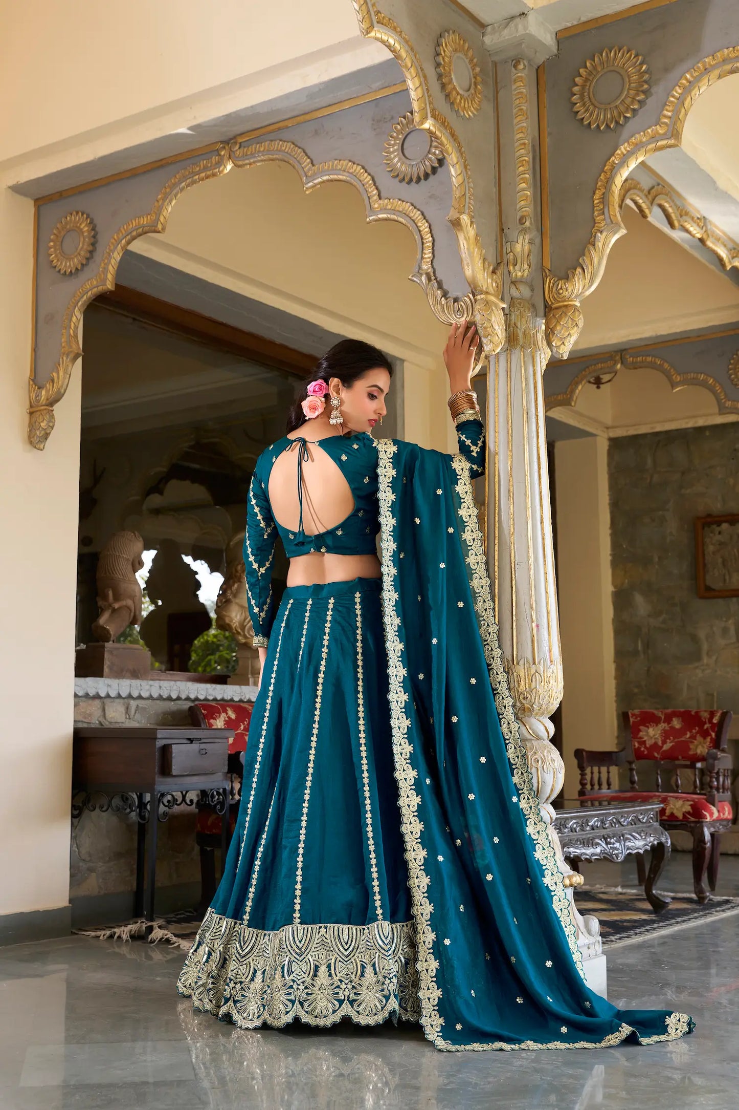 Lehenga choli en soie Vichitra bleu sarcelle avec broderies de sequins et de fil