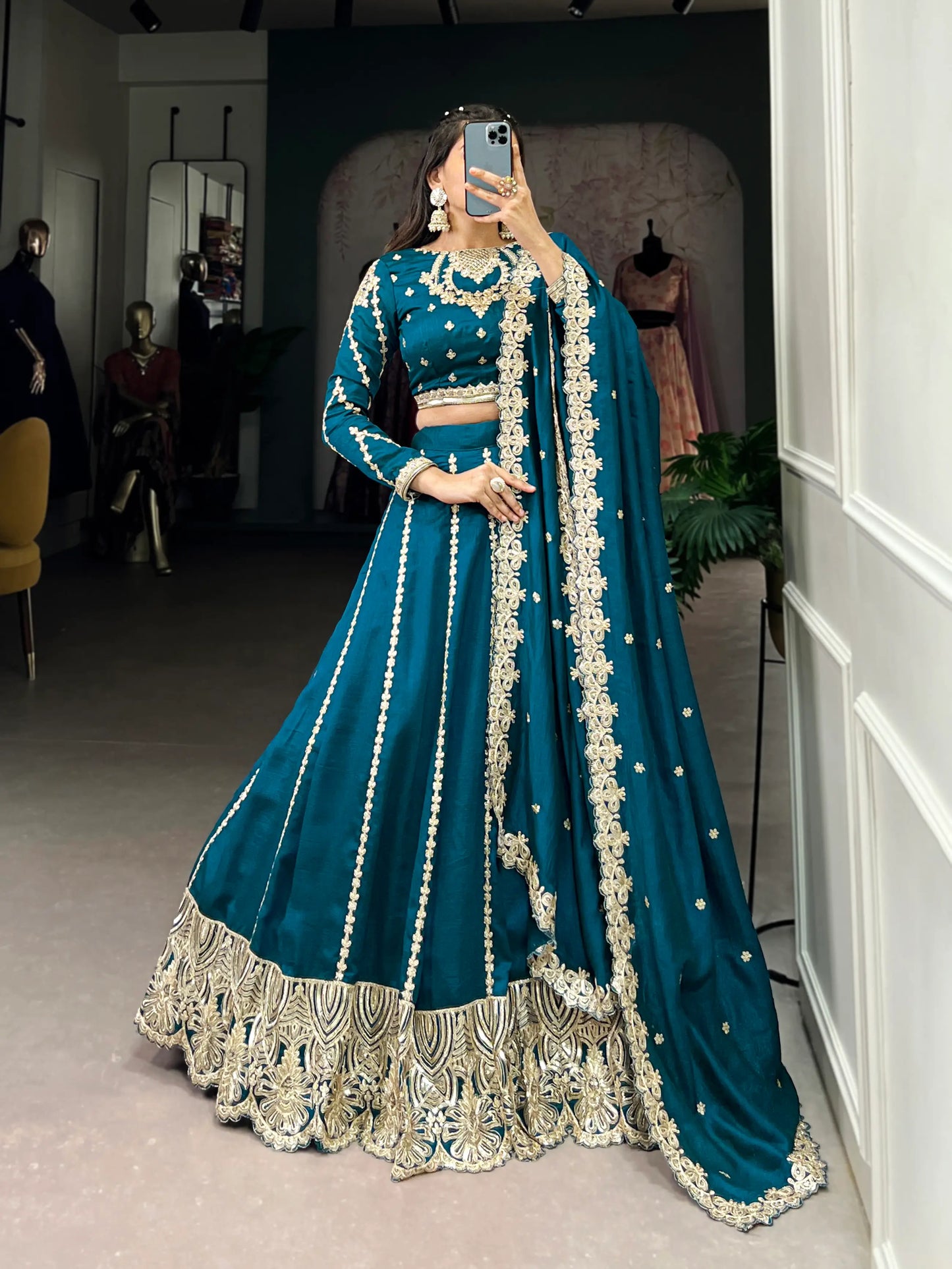 Lehenga choli en soie Vichitra bleu sarcelle avec broderies de sequins et de fil