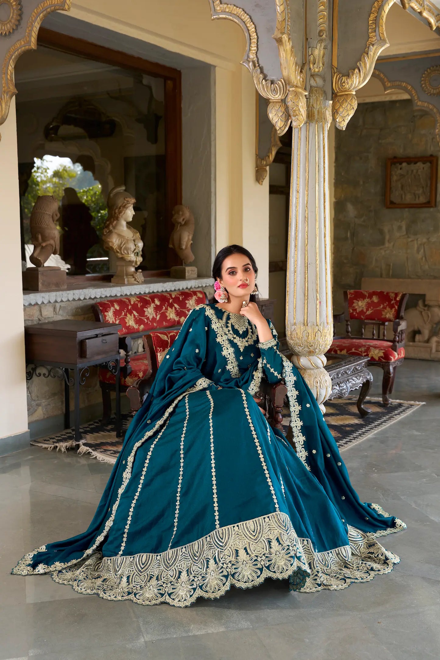 Lehenga choli en soie Vichitra bleu sarcelle avec broderies de sequins et de fil