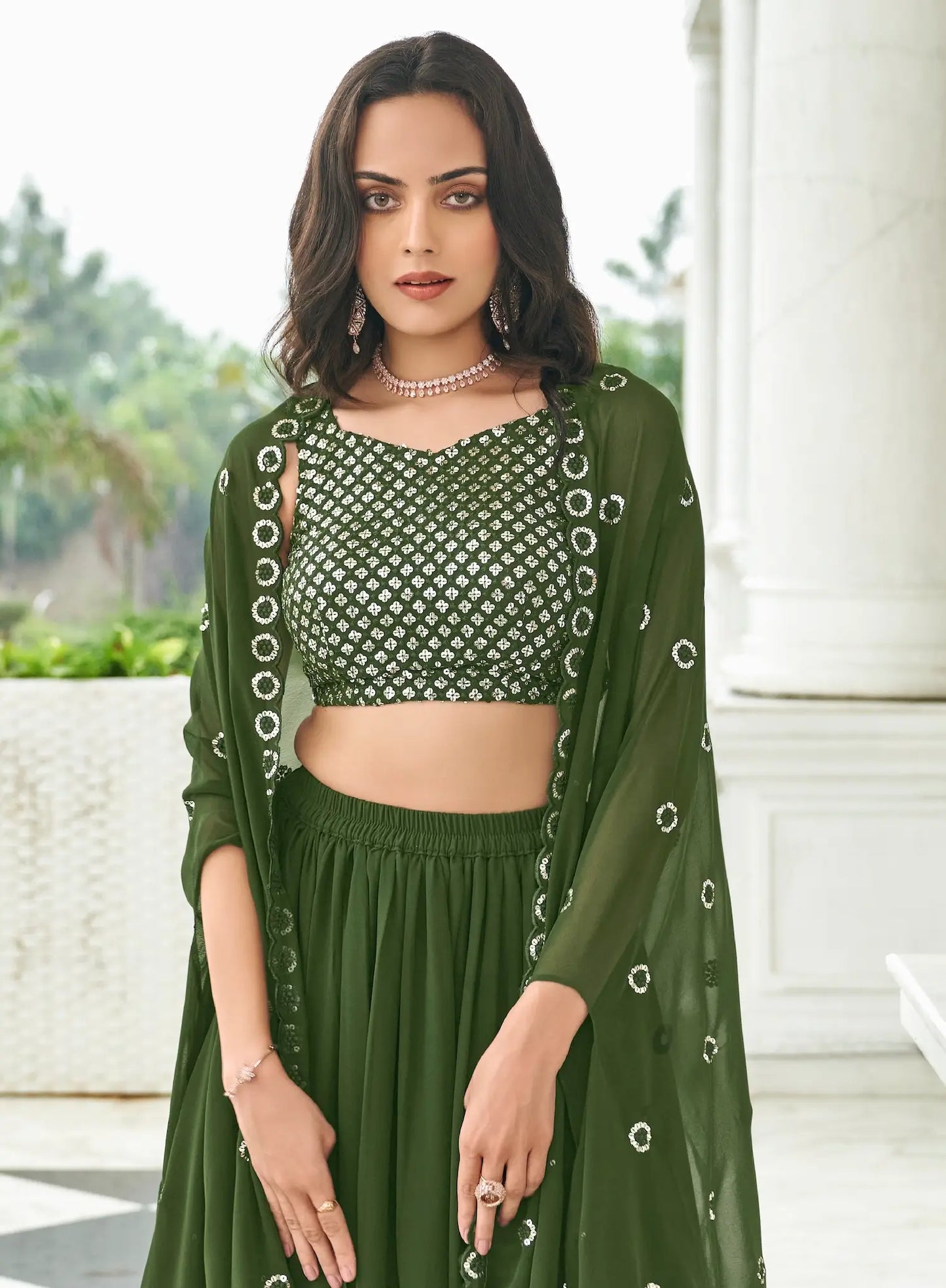 Olivgrüner Georgette-Lehenga-Choli im indo-westlichen Stil mit Fadenstickerei und Pailletten