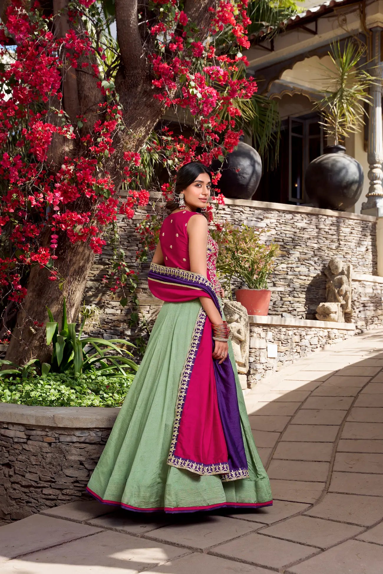 Seegrüner Vichitra-Seiden-Lehenga-Choli mit Pailletten- und Fadenstickerei im Bollywood-Stil der 2000er