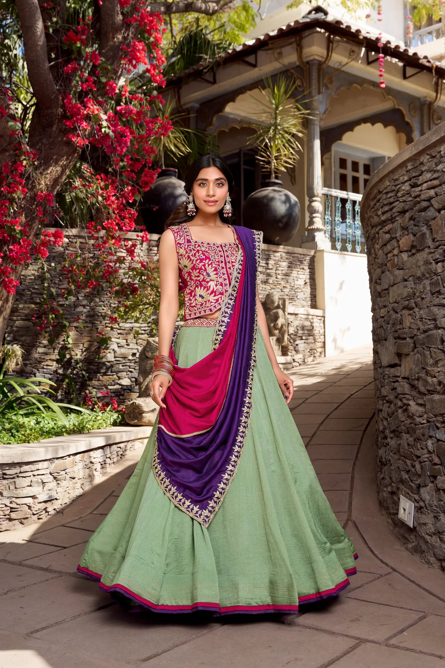 Seegrüner Vichitra-Seiden-Lehenga-Choli mit Pailletten- und Fadenstickerei im Bollywood-Stil der 2000er