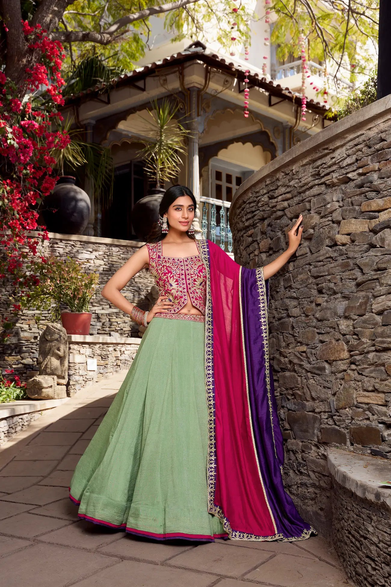 Seegrüner Vichitra-Seiden-Lehenga-Choli mit Pailletten- und Fadenstickerei im Bollywood-Stil der 2000er
