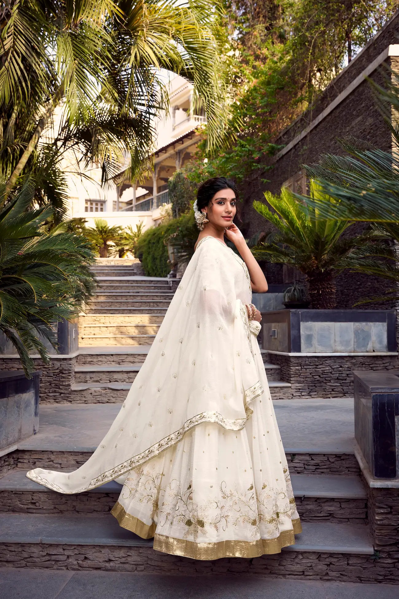 Elegantes trägerloses Lehenga Choli aus cremefarbener und goldglänzender Seide mit Paillettenstickerei, Faden- und Foliendetails