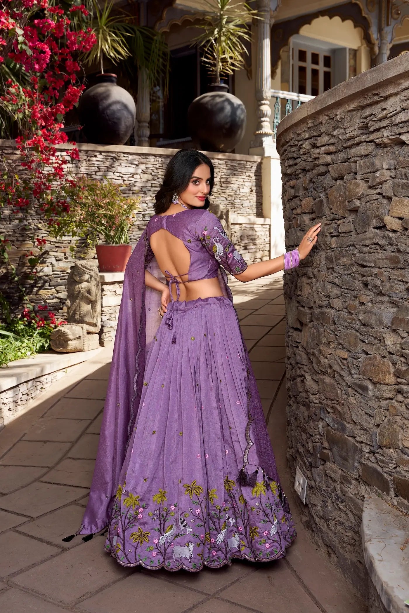 Lehenga Choli en soie scintillante lavande avec travail de broderie en sequins et fil