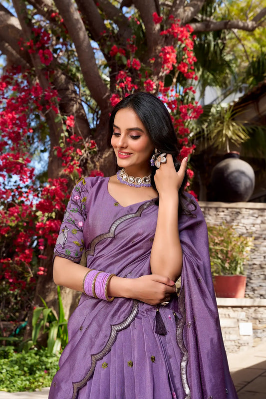 Lehenga Choli en soie scintillante lavande avec travail de broderie en sequins et fil