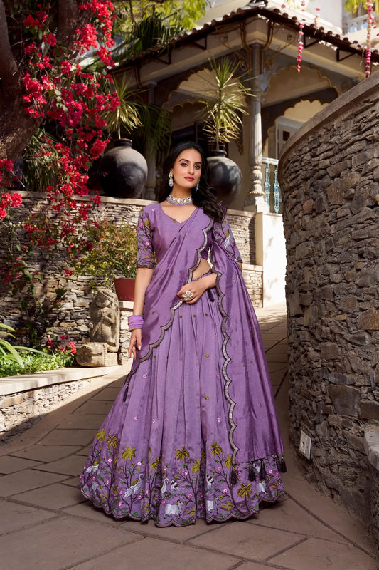 Lehenga Choli en soie scintillante lavande avec travail de broderie en sequins et fil