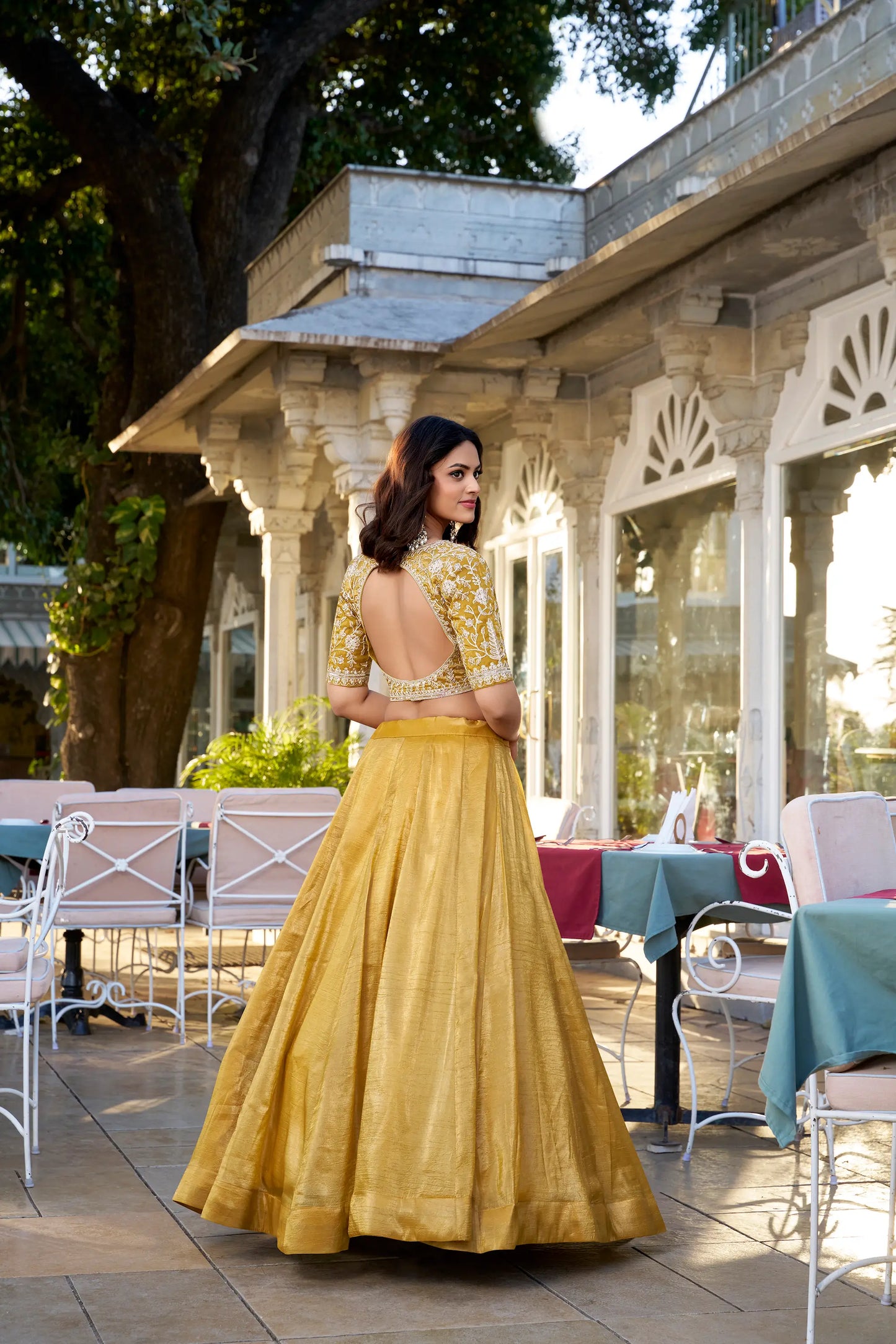 Lehenga Choli en Organza Goldie Jaune doré avec Broderie en Fils et Sequins