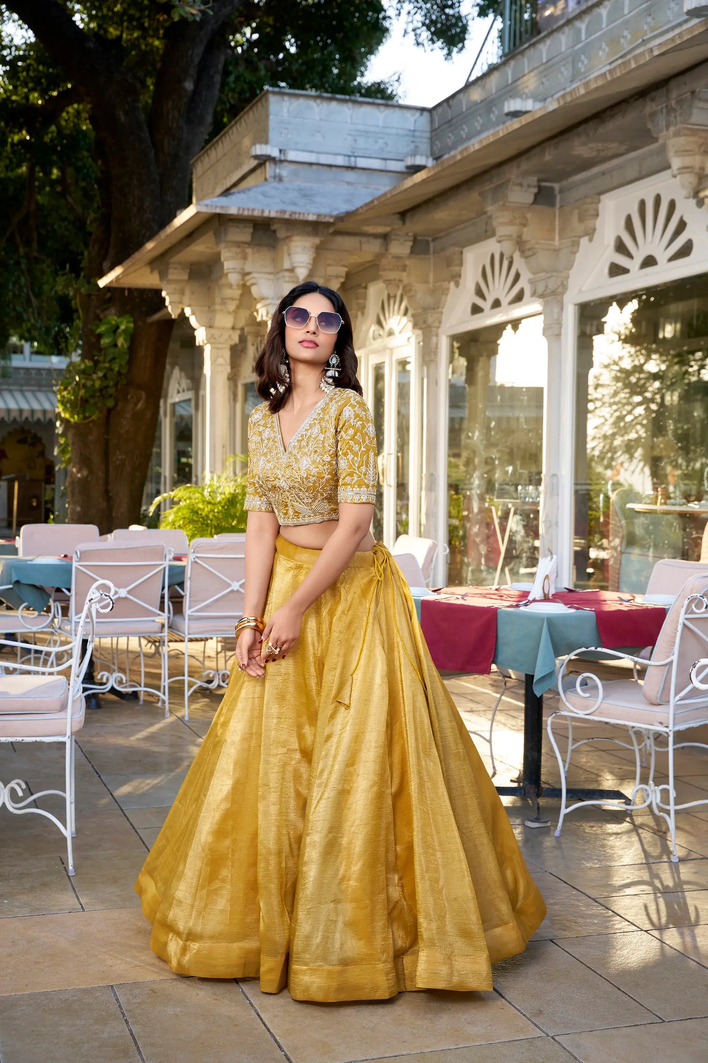 Lehenga Choli en Organza Goldie Jaune doré avec Broderie en Fils et Sequins