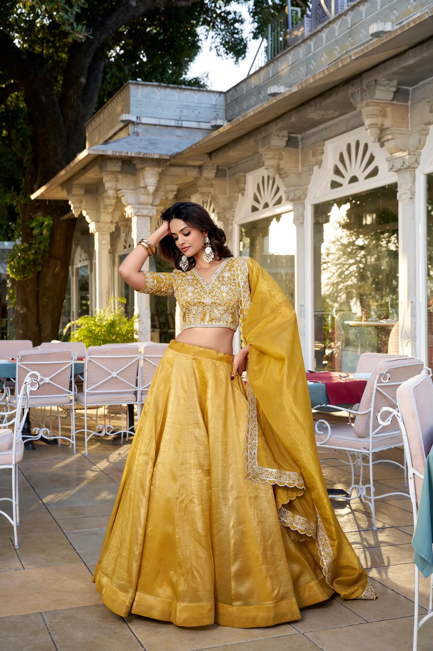 Lehenga Choli en Organza Goldie Jaune doré avec Broderie en Fils et Sequins