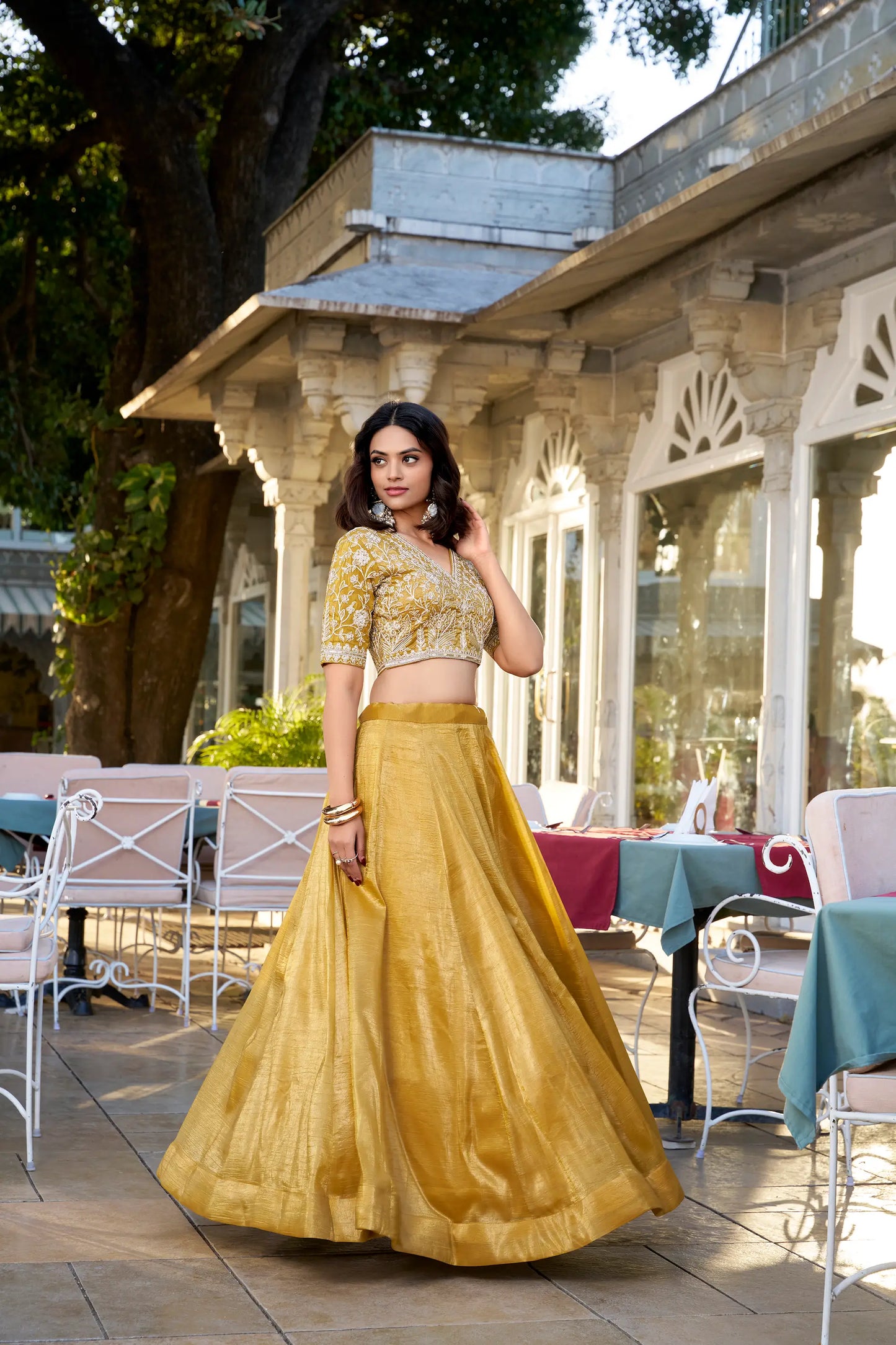 Lehenga Choli en Organza Goldie Jaune doré avec Broderie en Fils et Sequins