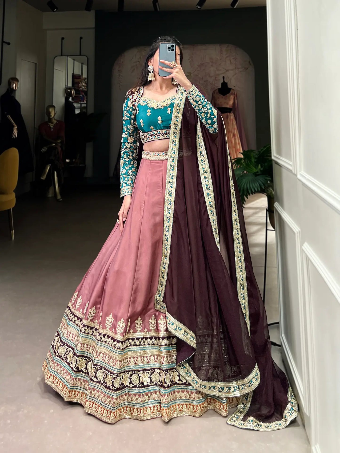 Lehenga Choli Rose Pêche Sombre et Bleu en Soie Moonga avec Broderie de Sequins et Fil
