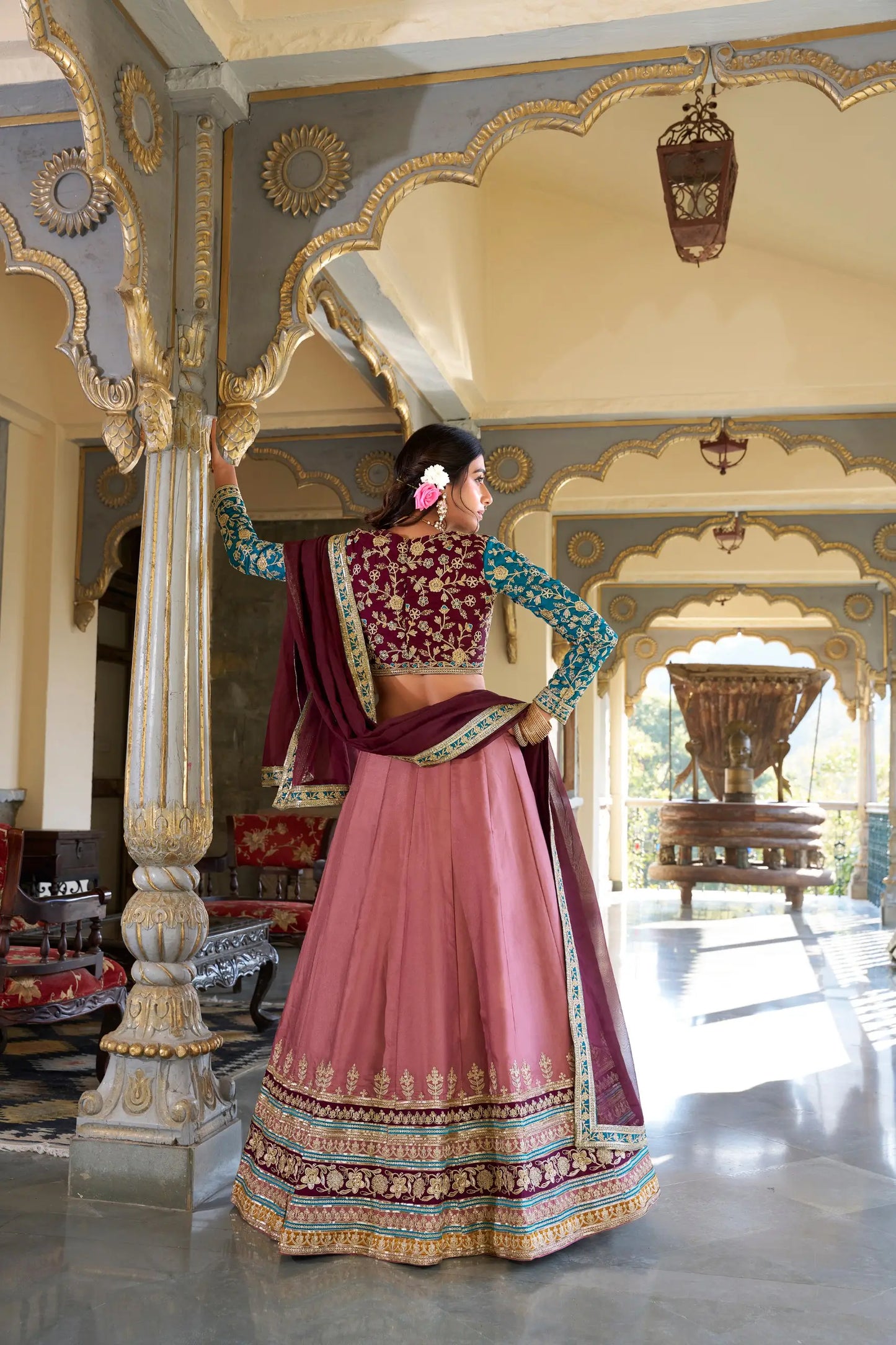 Lehenga Choli Rose Pêche Sombre et Bleu en Soie Moonga avec Broderie de Sequins et Fil