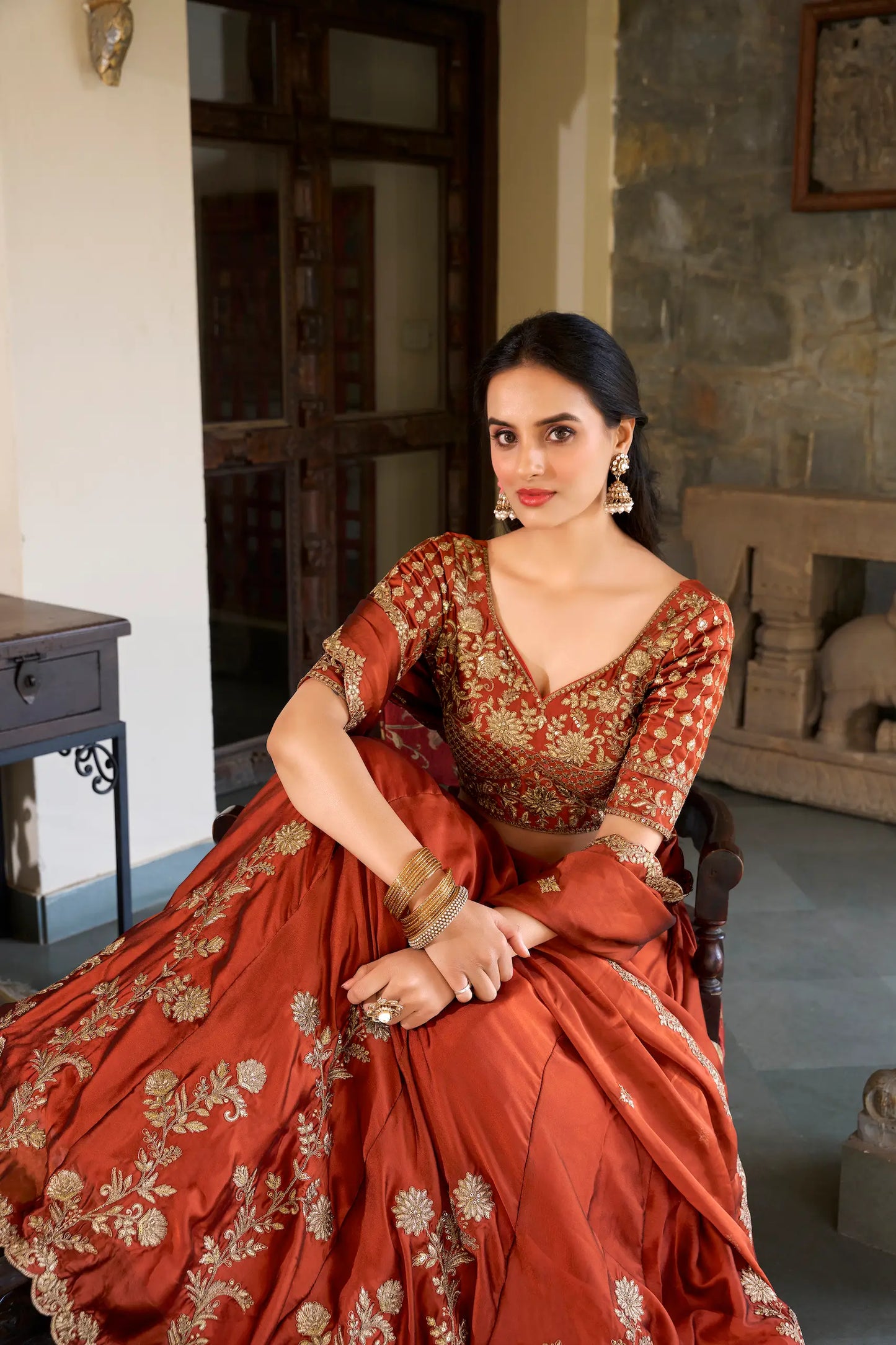 Rostorangefarbener Rangoli-Lehenga-Choli aus Seide mit Pailletten- und Fadenstickerei