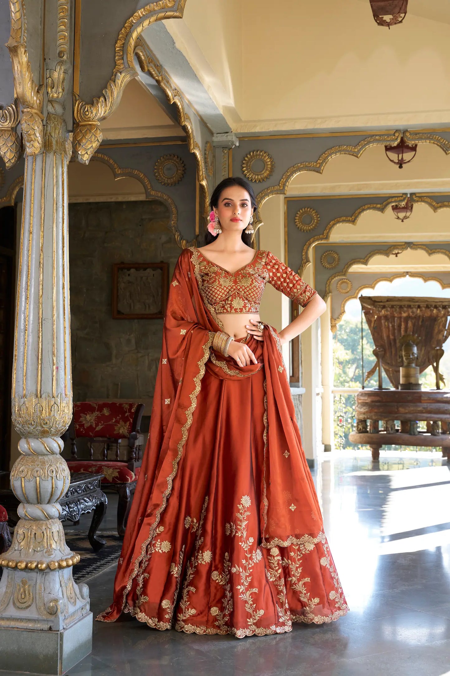 Rostorangefarbener Rangoli-Lehenga-Choli aus Seide mit Pailletten- und Fadenstickerei